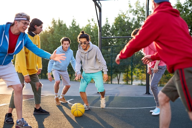 Meninos caucasianos têm um jogo fantástico de basquete ativo