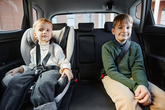 Meninos com cintos de segurança no carro