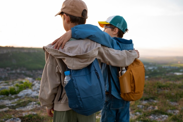 Foto meninos de tiro médio explorando a natureza