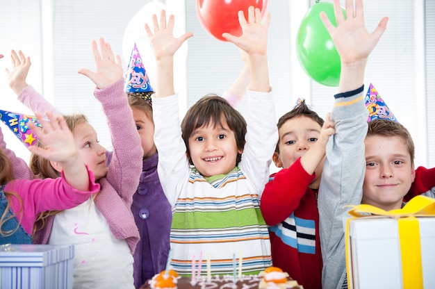 Meninos e meninas, aproveitando a festa de aniversário