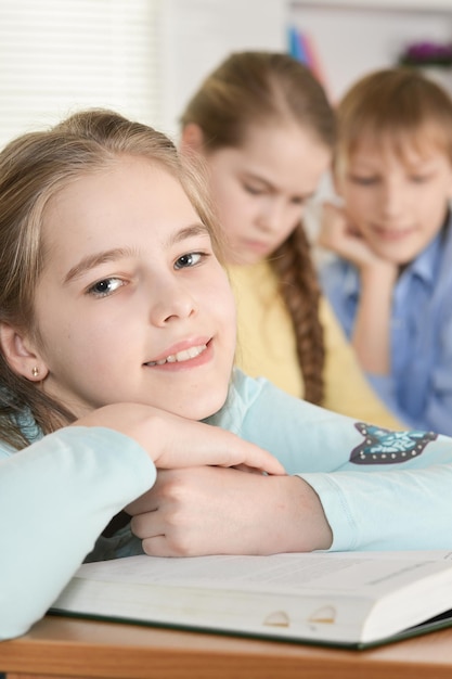 Meninos e meninas engraçados