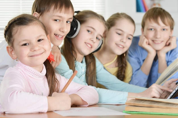 Meninos e meninas engraçados