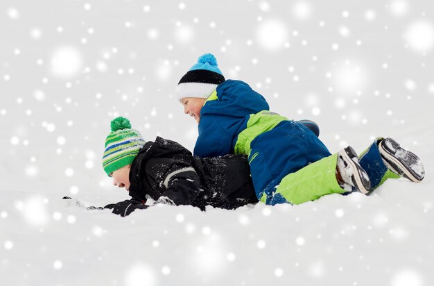 meninos felizes brincando ao ar livre no inverno