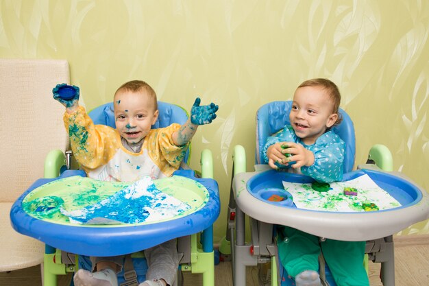 Meninos felizes gêmeos empates