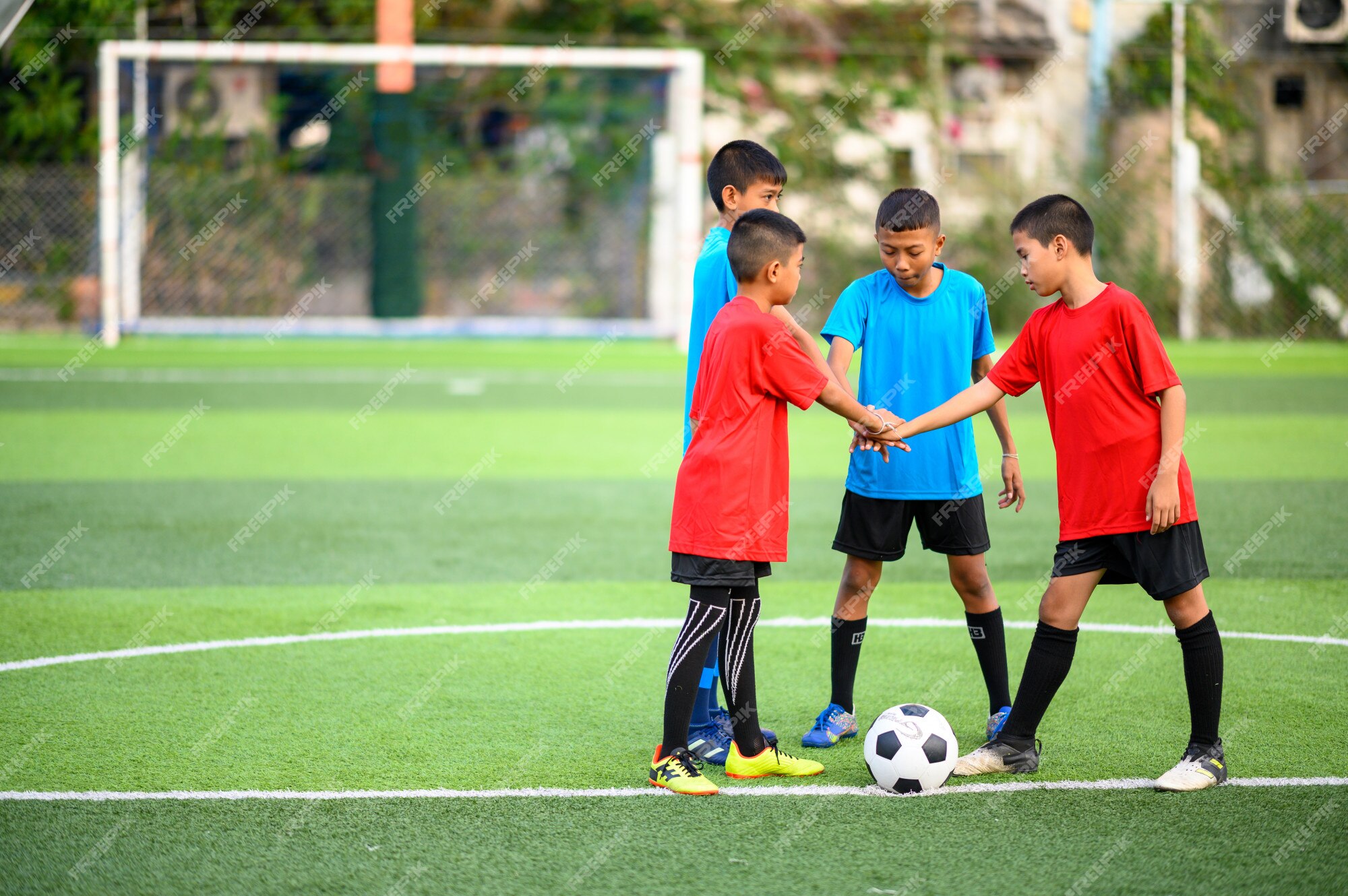 Jogador De Futebol Do Menino No Treinamento Jogadores De Futebol Novos Na  Sess?o De Pr?tica Foto de Stock - Imagem de playground, passo: 146862874