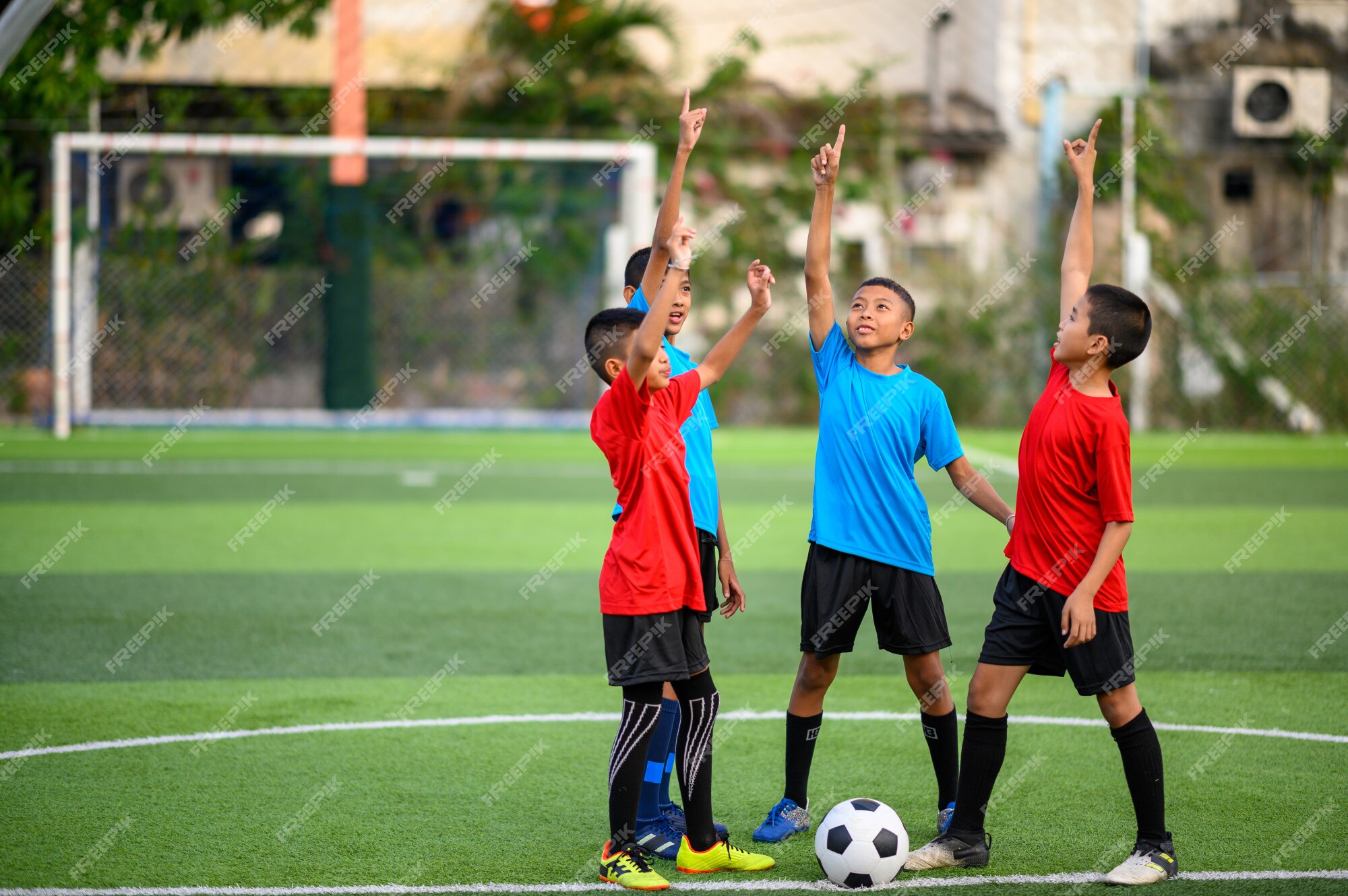 Futebol Treinamento Amigos Andando Campo Após Treino Jogo Jogo Futebol  fotos, imagens de © PeopleImages.com #616885352