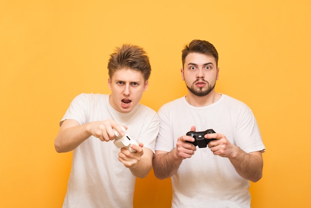 meninos jogando videogame com gamepads