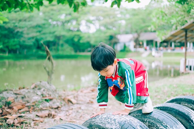 Foto meninos se divertindo no parquinho