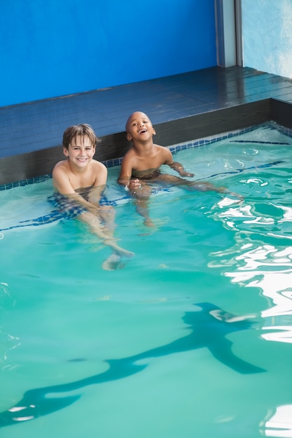 Meninos sentados na piscina