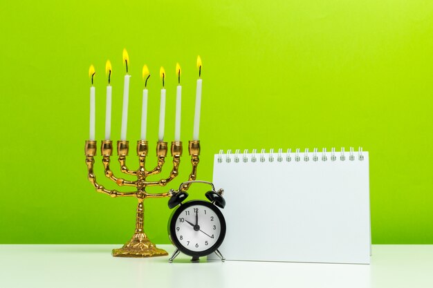 Menorá de bronze de Hanukkah com velas acesas