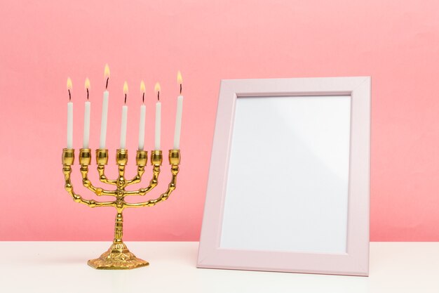 Menorá de bronze de Hanukkah com velas acesas