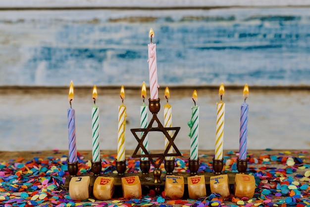 Menorá de chanucá com velas para fundo de celebração de chanukah