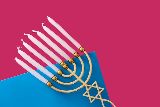 Menorá de Hanukkah judaica em azul e rosa