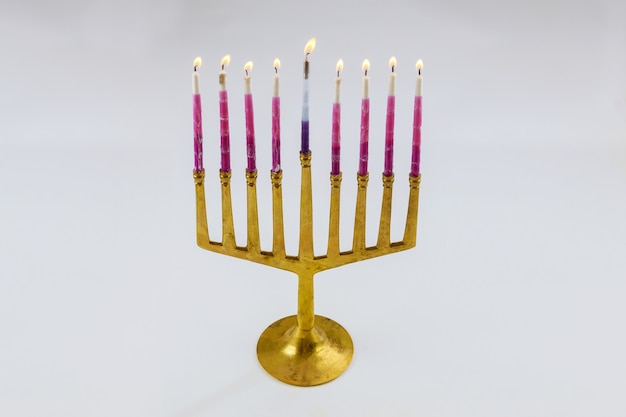 La menorá de Hanukkah con velas encendidas es un símbolo tradicional de la festividad judía