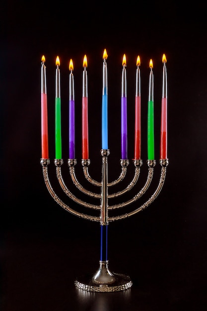 La menorá hebrea de Hanukkah con velas encendidas es un símbolo tradicional para la festividad judía