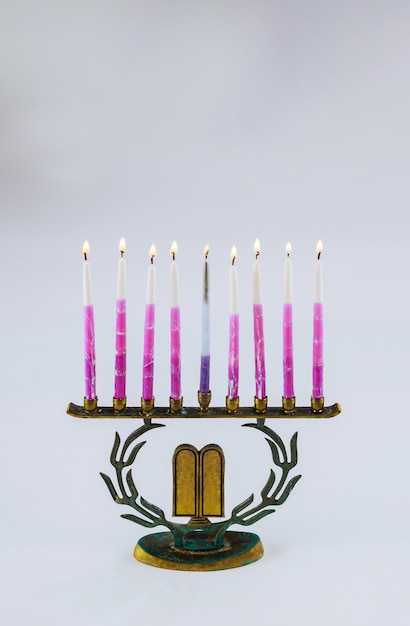 Menora von Chanukka mit brennenden Kerzen ist traditionelles Symbol für jüdische Feiertage