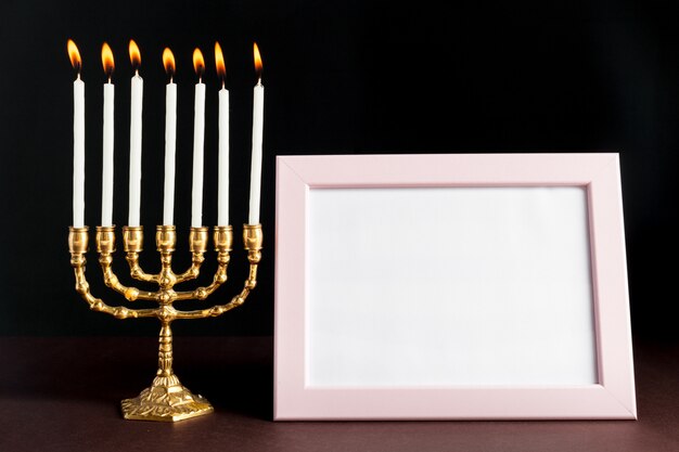 Menorah de bronce de Janucá con velas encendidas