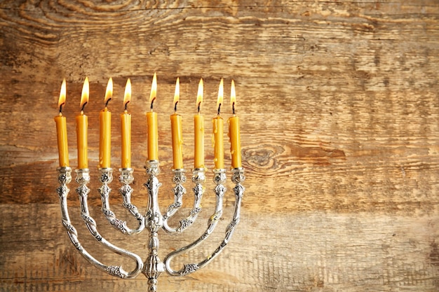 Menorah com velas para Hanukkah em fundo de madeira de perto