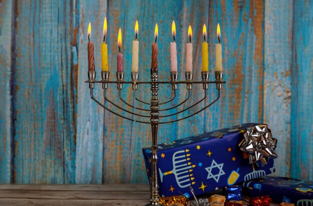 Menorah de hanukkah brilhantemente brilhante foco suave