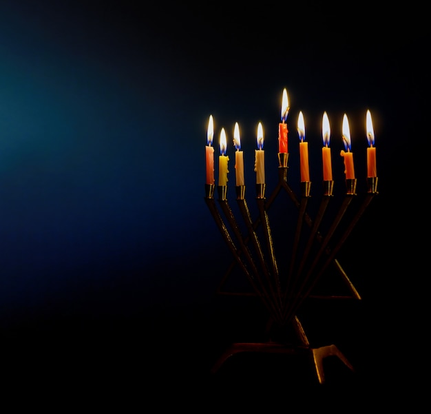 La menorah dorada encendió velas en la menorah para la festividad judía de Hanukkah.