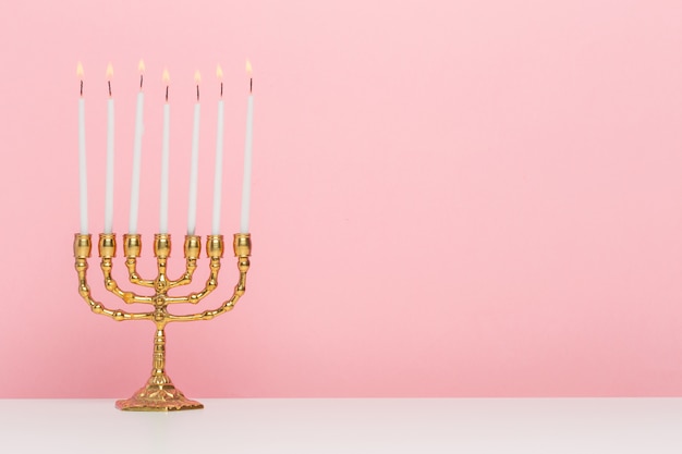 Menorah de Jánuca de bronce con velas encendidas