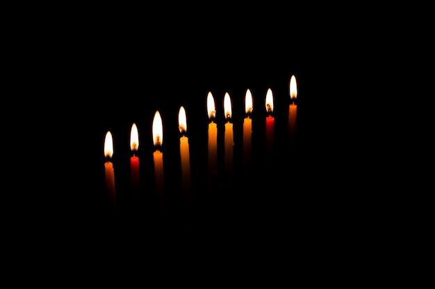 Menorah de Janucá con velas encendidas