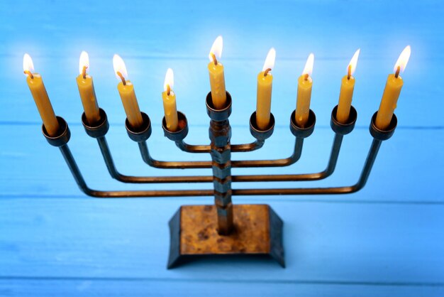 Menorah con velas para Hanukkah en una mesa de madera