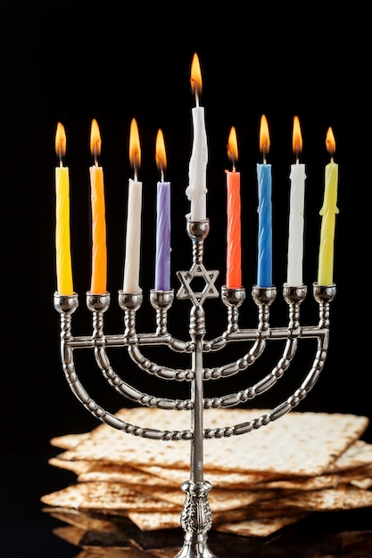 Menorah con velas para Hanukkah sobre fondo negro