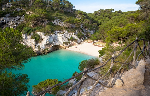 MENORCA, ESPAÑA - 29 de junio de 2018: La playa más bonita de Menorca durante las primeras horas del día (07:00), temporada de verano