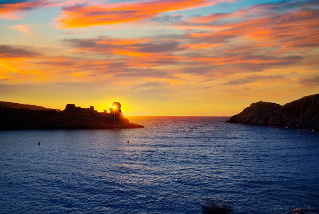 Menorca pôr do sol em Cala Morell na praia de Ses torretes