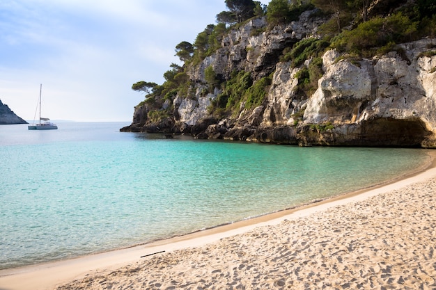 MENORCA, SPANIEN - 29. Juni 2018: Der schönste Strand Menorcas in den ersten Stunden des Tages (07:00), Sommersaison