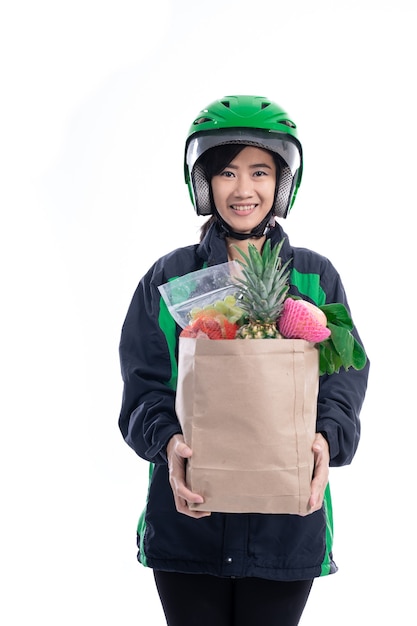 Mensageira de uber entrega feminina usando capacete traz mantimentos na sacola