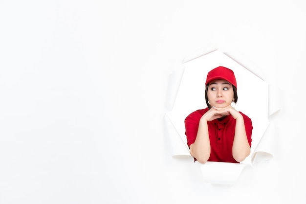 Mensageira feminina em uniforme vermelho e branco