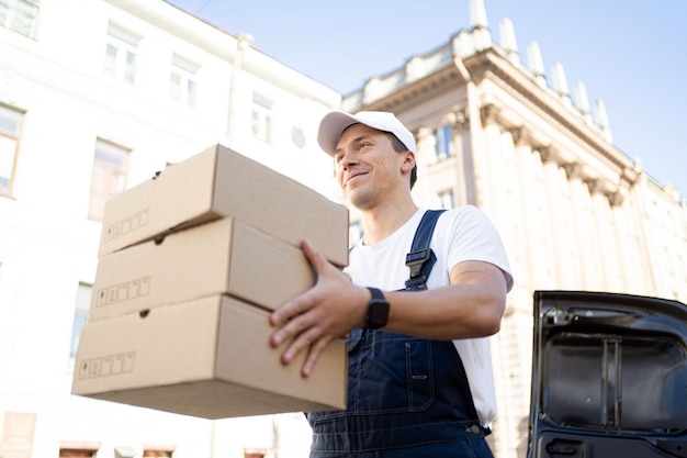 Mensageiro de empregado de motorista masculino na forma de entrega de comida em casa Entrega de logística para pequenas empresas