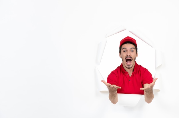 Mensageiro emocional em uniforme vermelho e branco