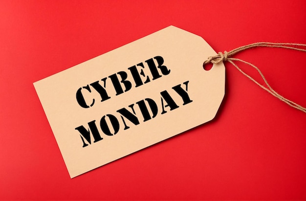 Mensagem de compras de venda de segunda-feira cibernética em etiqueta de compras de papel kraft castanho em fundo vermelho