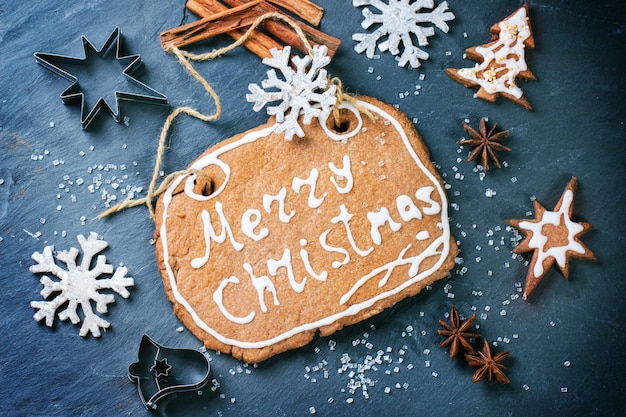 Mensagem de feliz Natal, escrita em biscoitos de gengibre
