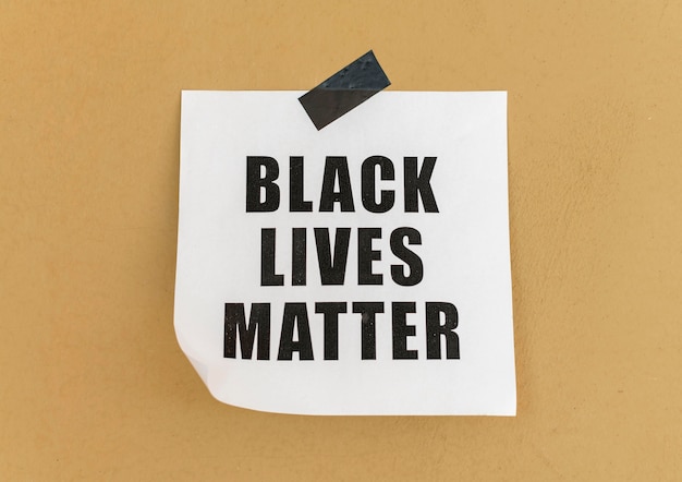 Foto mensagem de movimento da matéria de vidas negras na parede