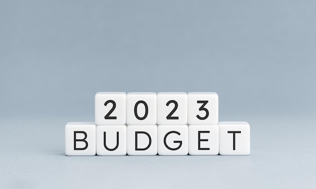 Mensagem de orçamento de 2023 em forma de bloco isolada em fundo azul Copie o espaço