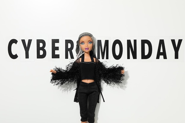 Mensagem de segunda-feira cibernética com boneca em fundo claro