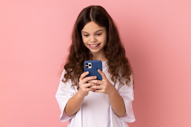 Mensagem de texto de menina feliz nas mídias sociais no celular usando serviços de rede móvel