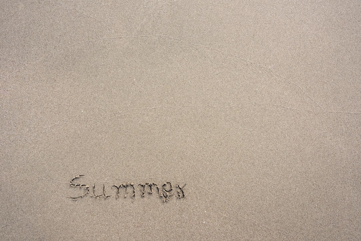 Foto mensagem de verão sobre as férias de areia de praia e conceito de viagem