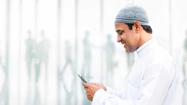 Mensagens de homem muçulmano em seu telefone