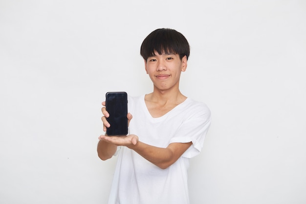 Mensagens de mensagens de texto de estudante bonito jovem asiático usando o smartphone em uma superfície leve. Copie o espaço e a maquete