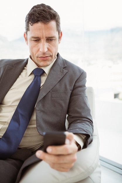 Mensagens de texto empresariais na sala de estar