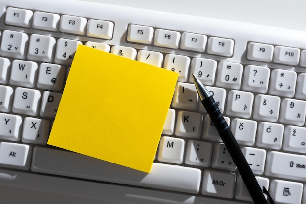 Mensagens importantes escritas em nota na mesa com caneta acima das informações cruciais do teclado apresentadas