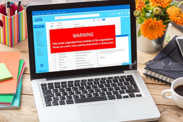 Mensaje de advertencia de archivo adjunto de correo electrónico en la pantalla de un ordenador portátil Concepto de seguridad cibernética
