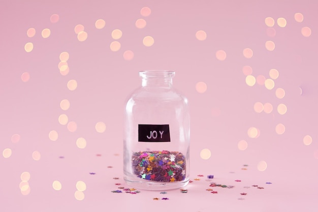 Mensaje de alegría en un frasco de vidrio salud mental