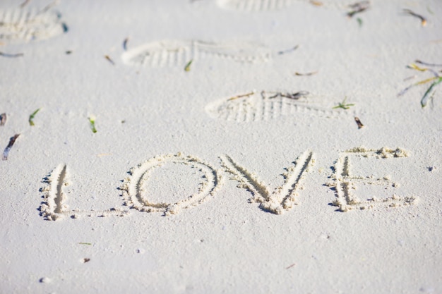 Mensaje de amor escrito en una playa de arena