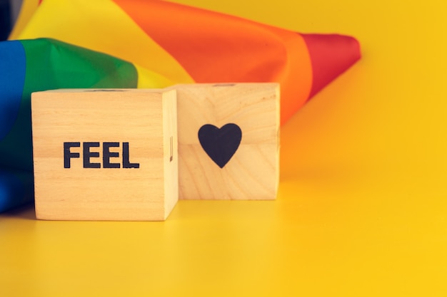 mensaje en una bandera del orgullo gay LGBT